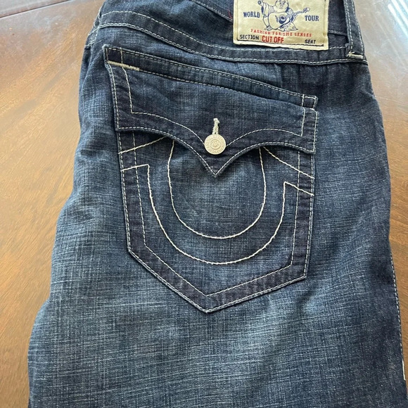 True Religion beautiful men’s shorts back packets with buttons. - Picture 10 of 16